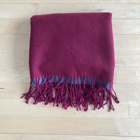 NWOT Very Soft Laura Scarf - Picture 6 of 6